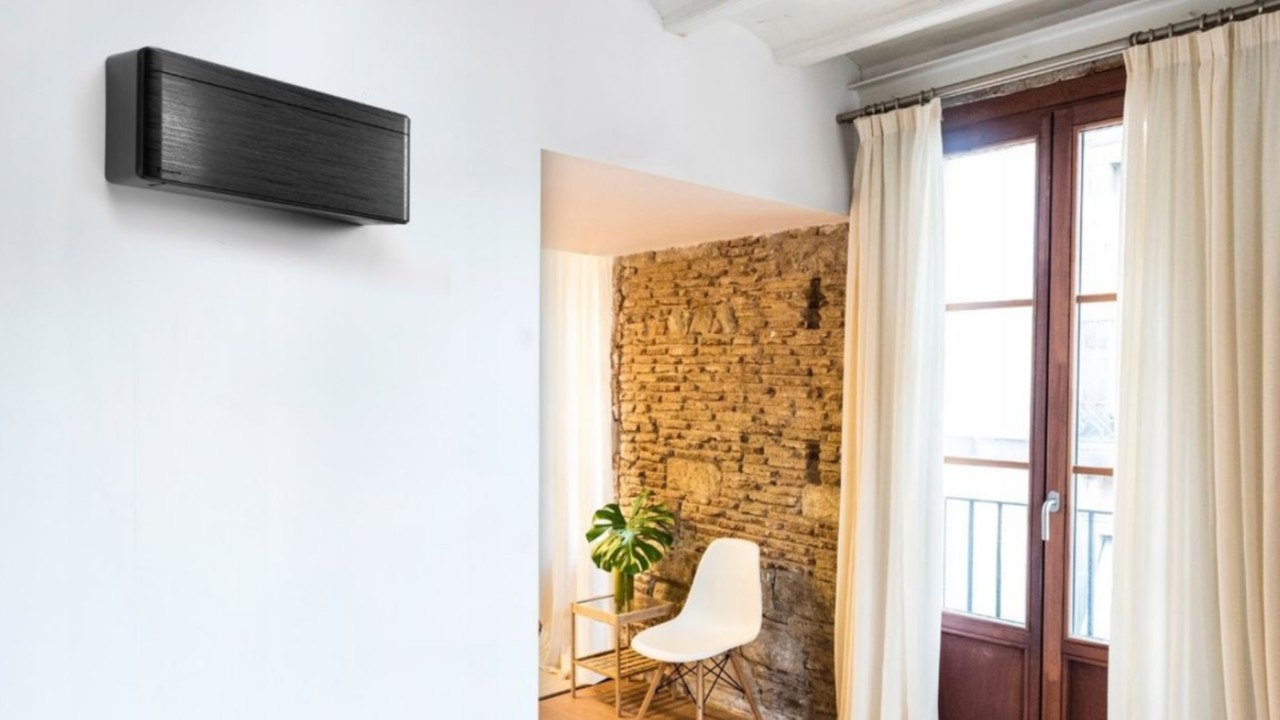 черный кондиционер в квартире